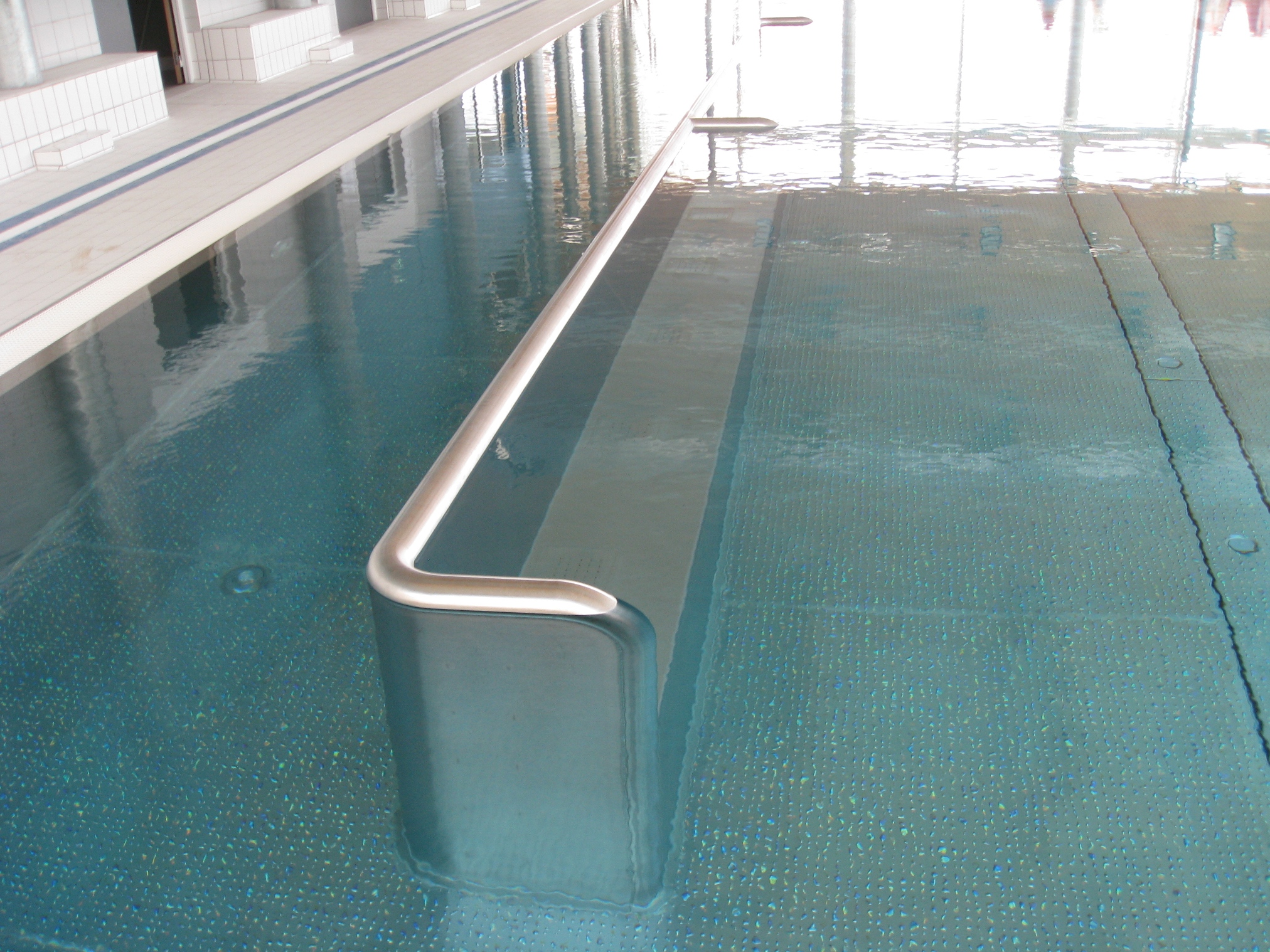 Banquette du bassin d'apprentissage de la piscine le Kubdo de Ste Foy lès Lyon