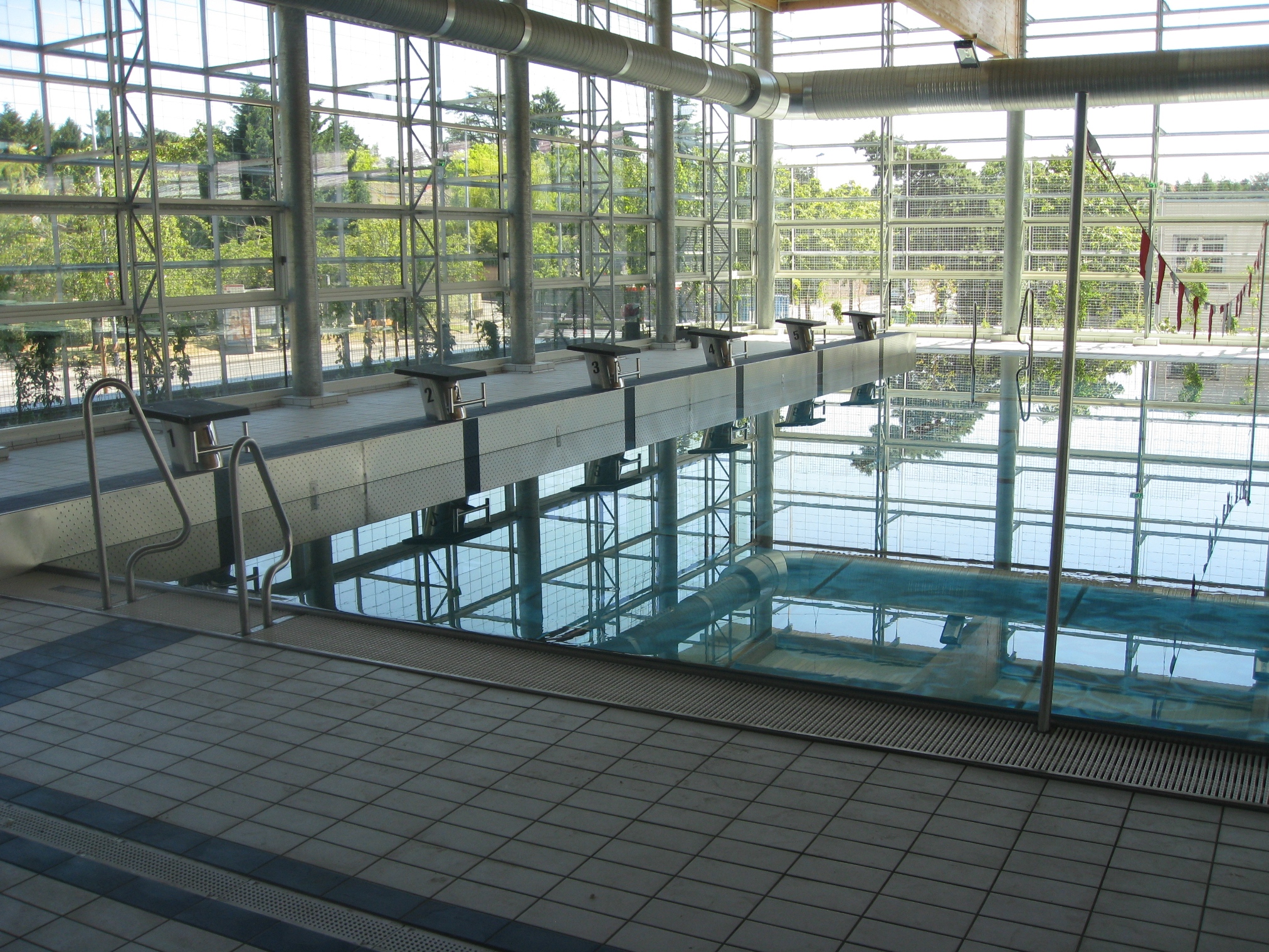Bassin sportif de la piscine le Kubdo de Ste Foy lès Lyon